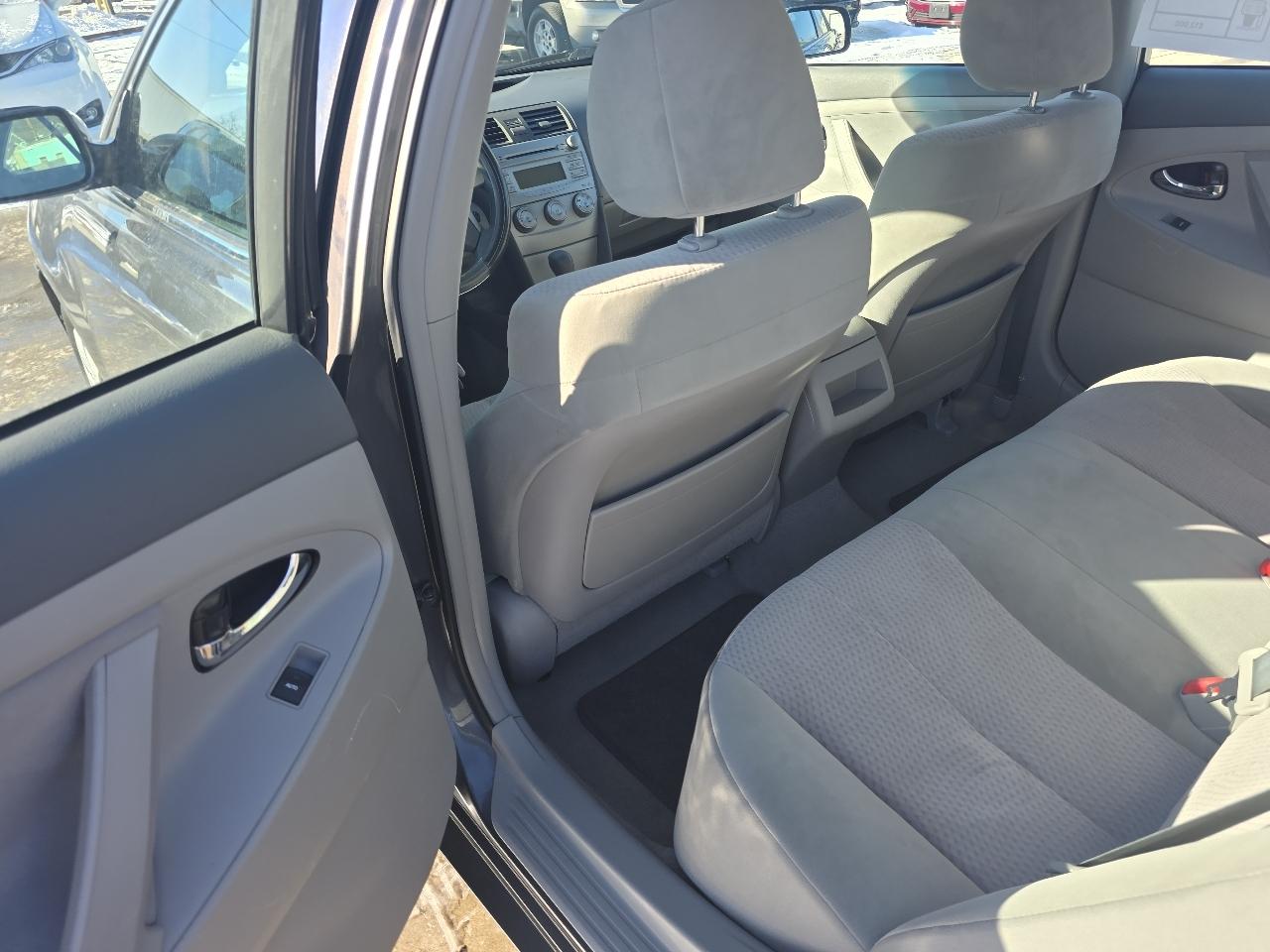 Toyota Camry LE 6-Spd AT 2011