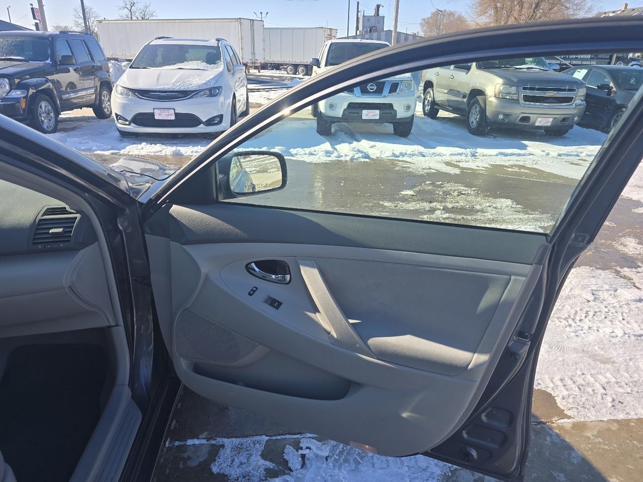 Toyota Camry LE 6-Spd AT 2011