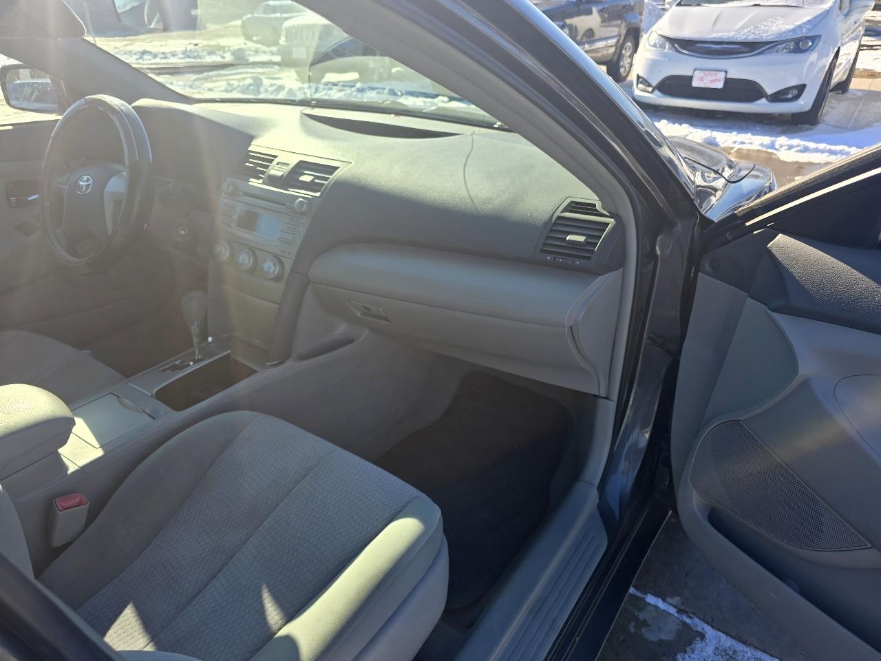 Toyota Camry LE 6-Spd AT 2011