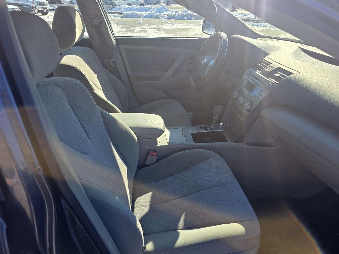 Toyota Camry LE 6-Spd AT 2011