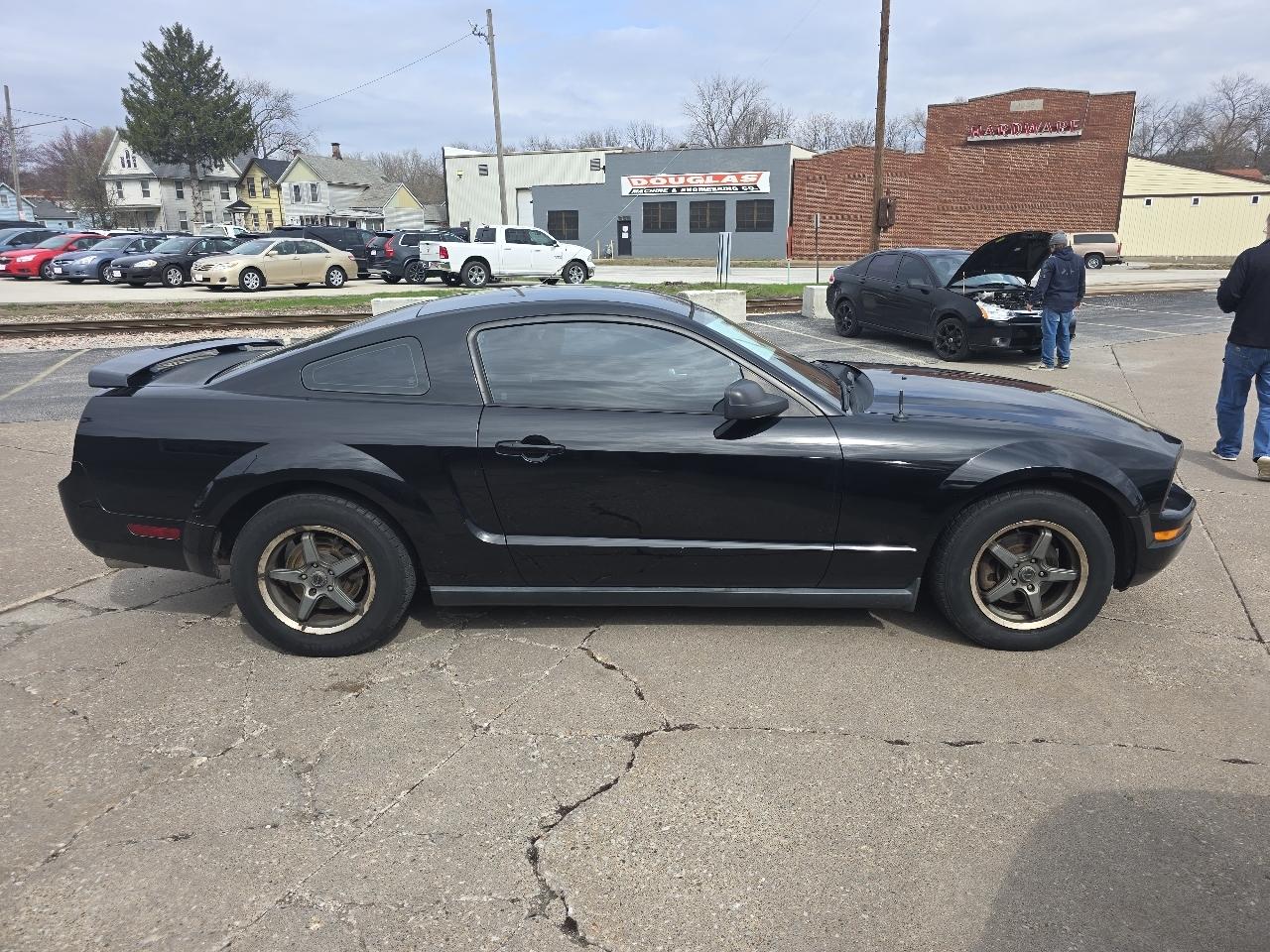 Ford Mustang V6 Deluxe Coupe 2005
