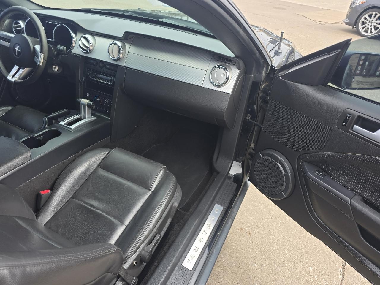 Ford Mustang V6 Deluxe Coupe 2005