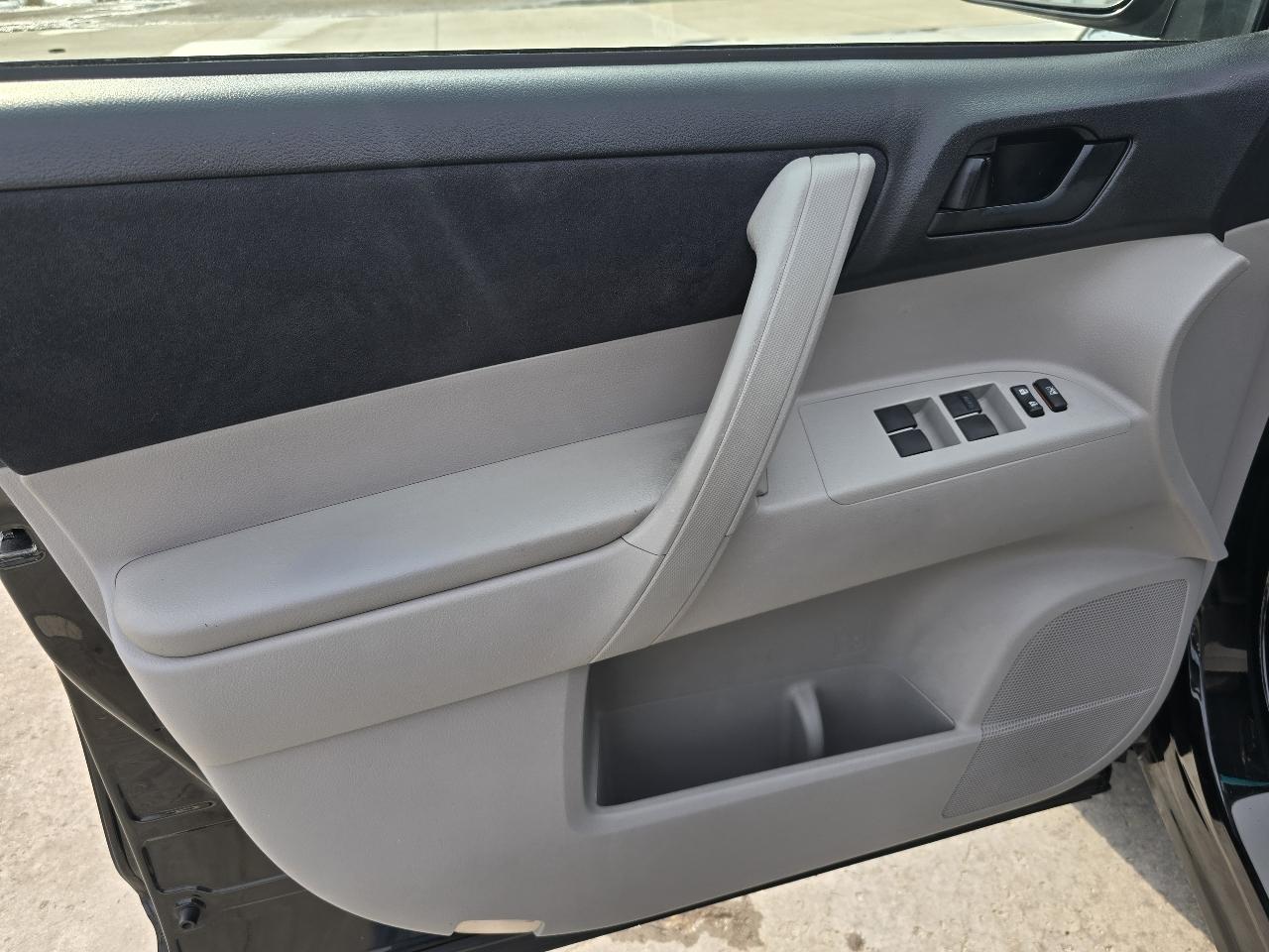 Toyota Highlander Base 2WD I4 2013