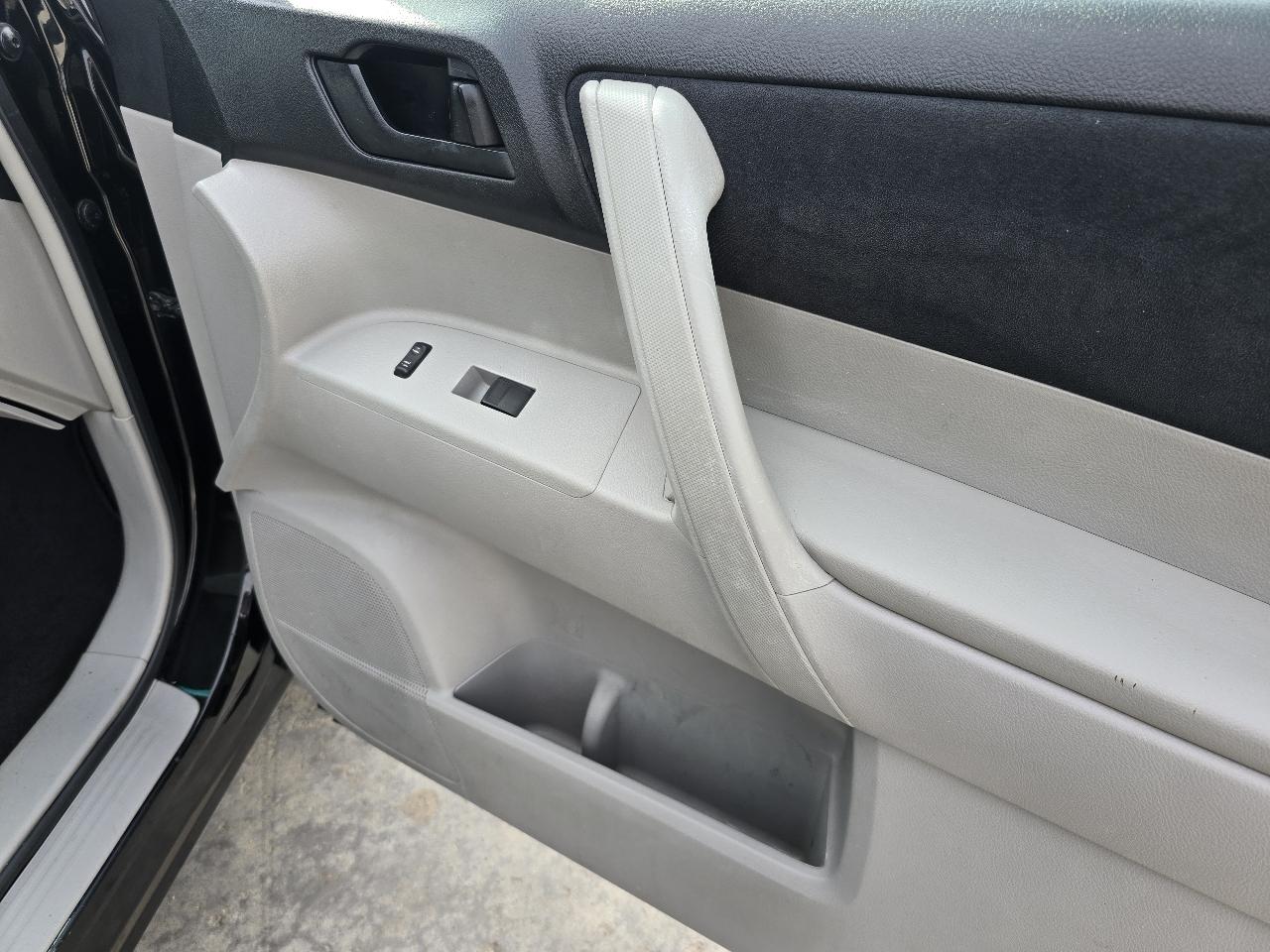 Toyota Highlander Base 2WD I4 2013