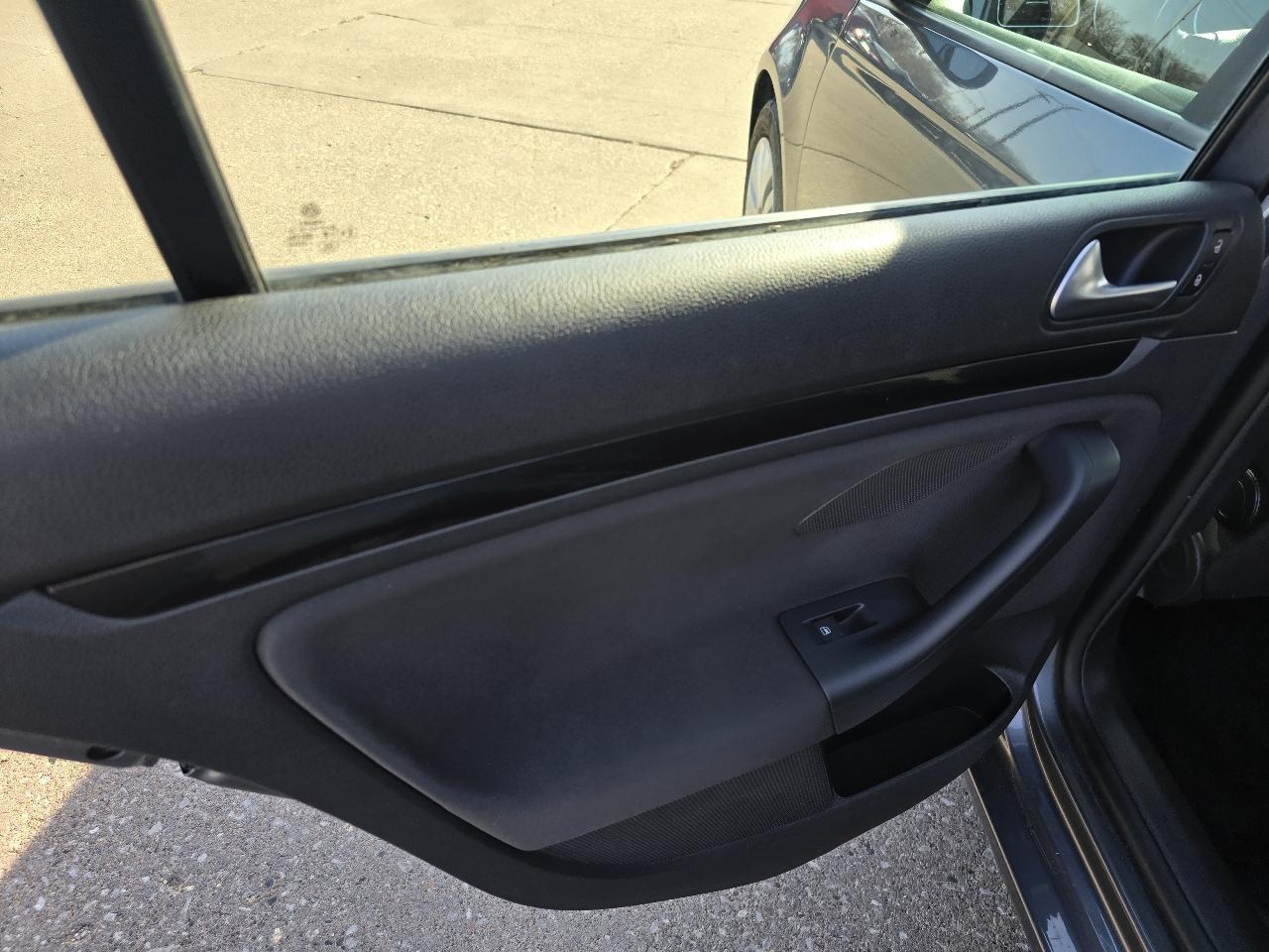 Volkswagen Jetta SportWagen 2.5L SE PZEV 2014