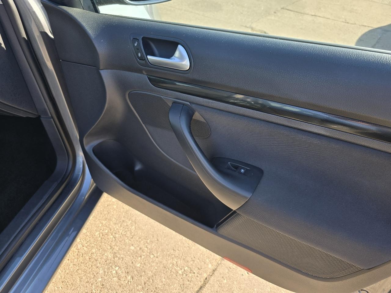 Volkswagen Jetta SportWagen 2.5L SE PZEV 2014