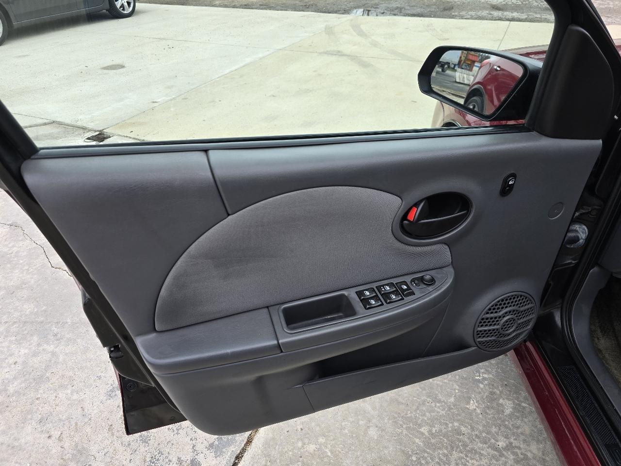 Saturn ION Sedan 2 2004