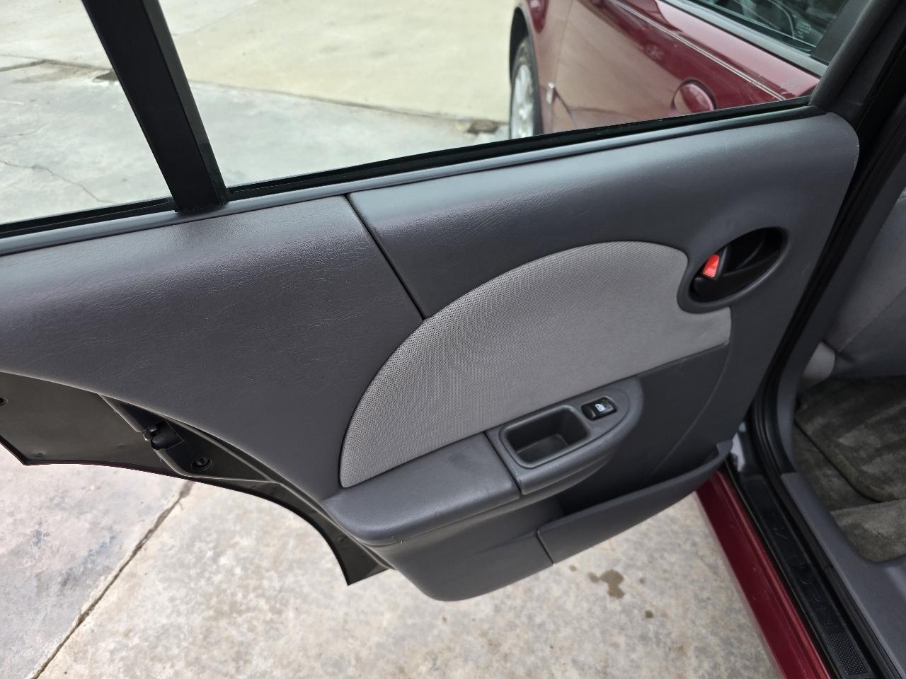Saturn ION Sedan 2 2004