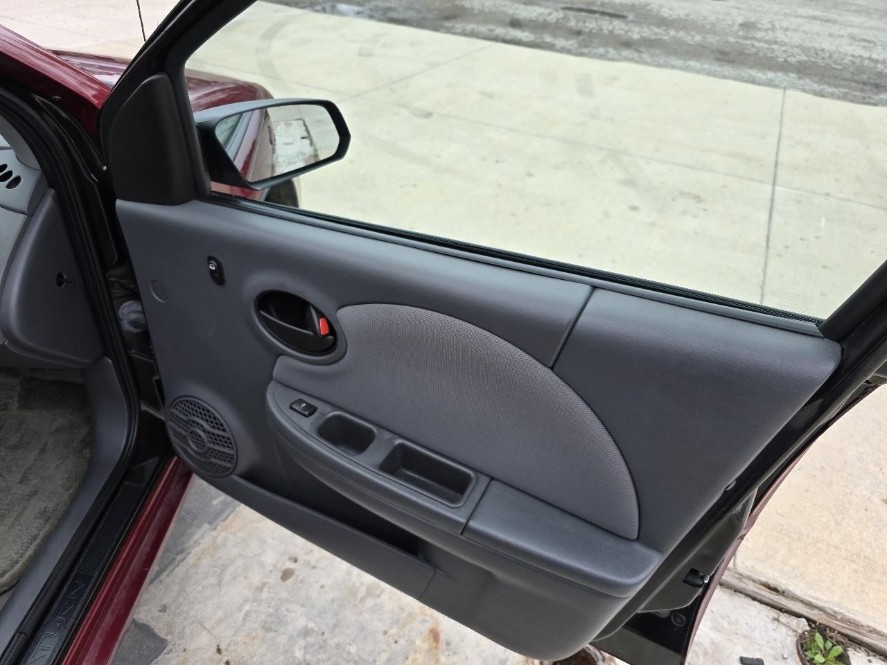 Saturn ION Sedan 2 2004