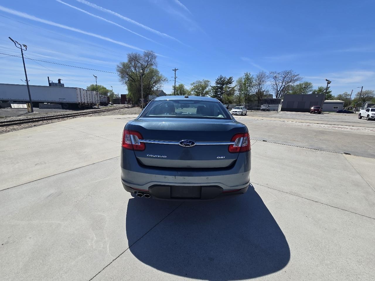 Ford Taurus SEL FWD 2010