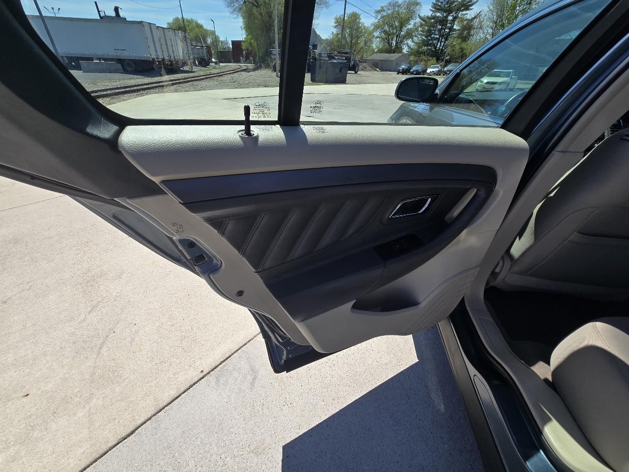 Ford Taurus SEL FWD 2010