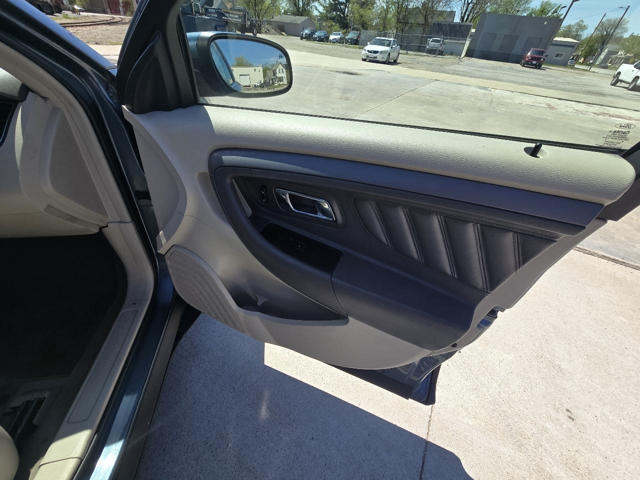 Ford Taurus SEL FWD 2010