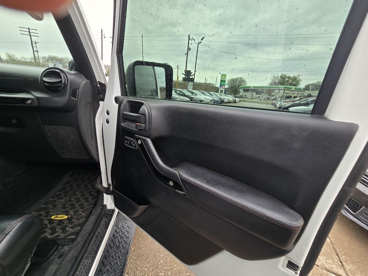 Jeep Wrangler Unlimited Sahara 4WD 2012