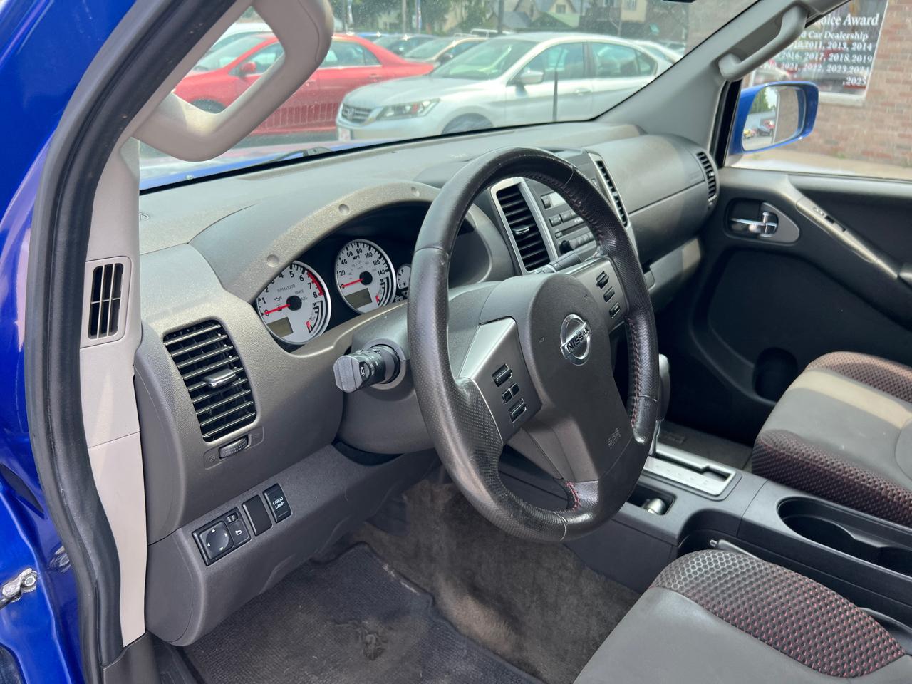Nissan Frontier PRO-4X Crew Cab 4WD 2012