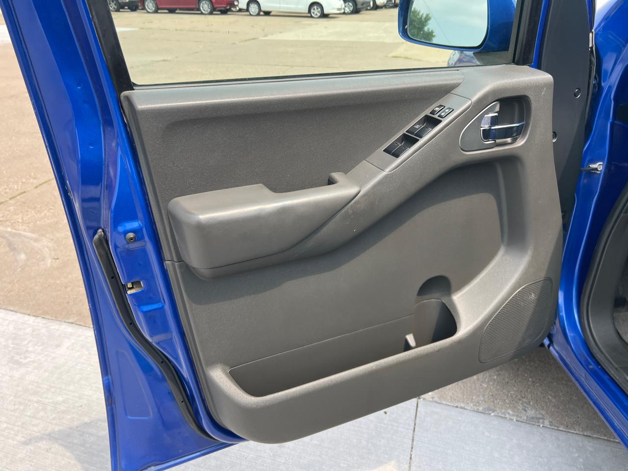Nissan Frontier PRO-4X Crew Cab 4WD 2012