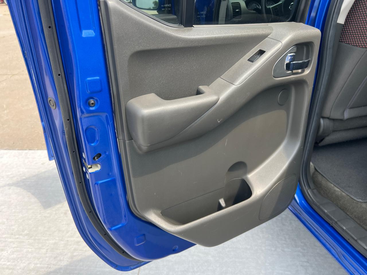 Nissan Frontier PRO-4X Crew Cab 4WD 2012
