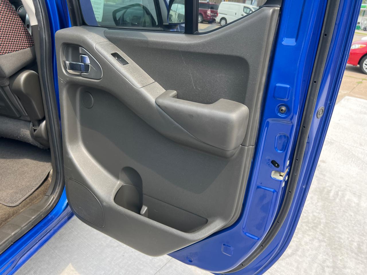 Nissan Frontier PRO-4X Crew Cab 4WD 2012