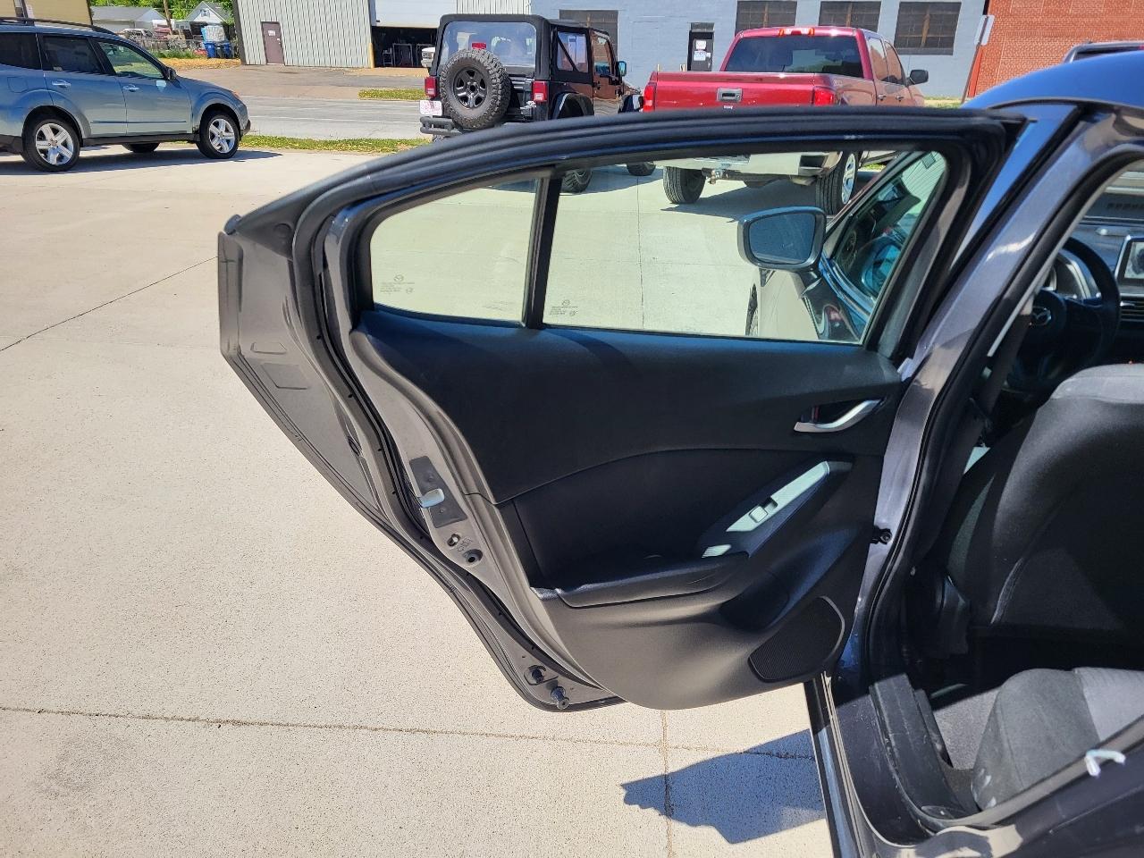 Mazda MAZDA3 i Sport AT 4-Door 2015