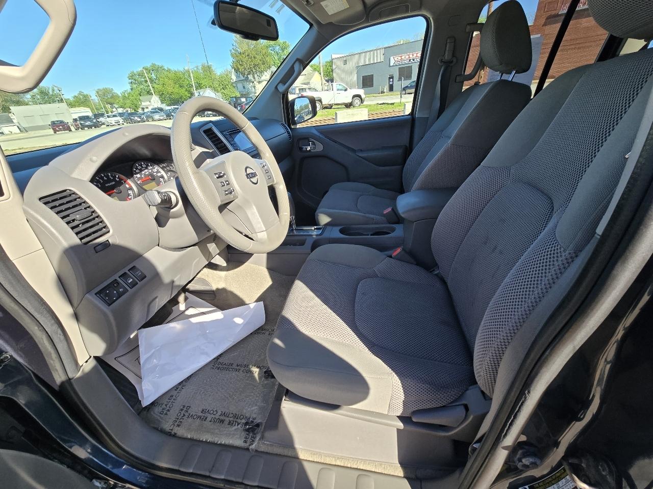 Nissan Frontier S Crew Cab 6MT 4WD 2015