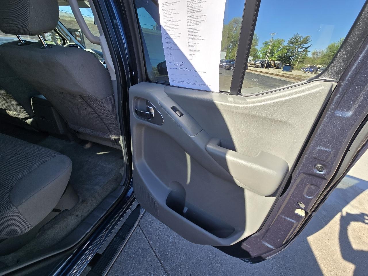 Nissan Frontier S Crew Cab 6MT 4WD 2015