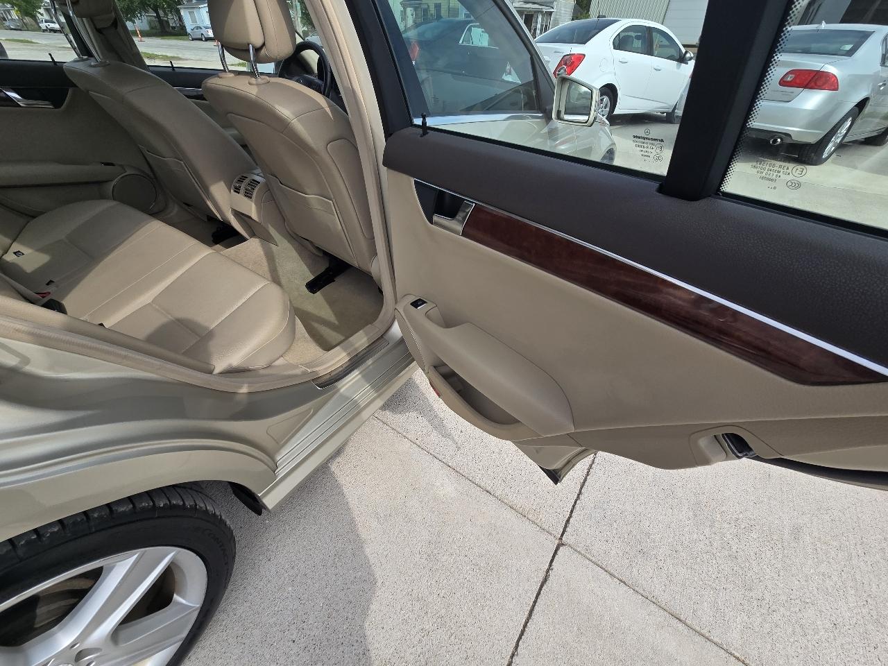Mercedes-Benz C-Class C300 4MATIC Sport Sedan 2011