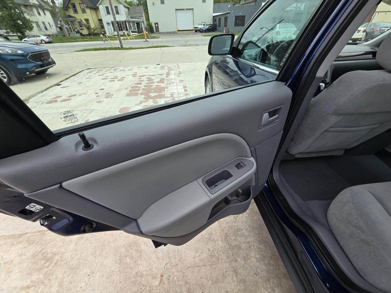 Ford Five Hundred SEL FWD 2007