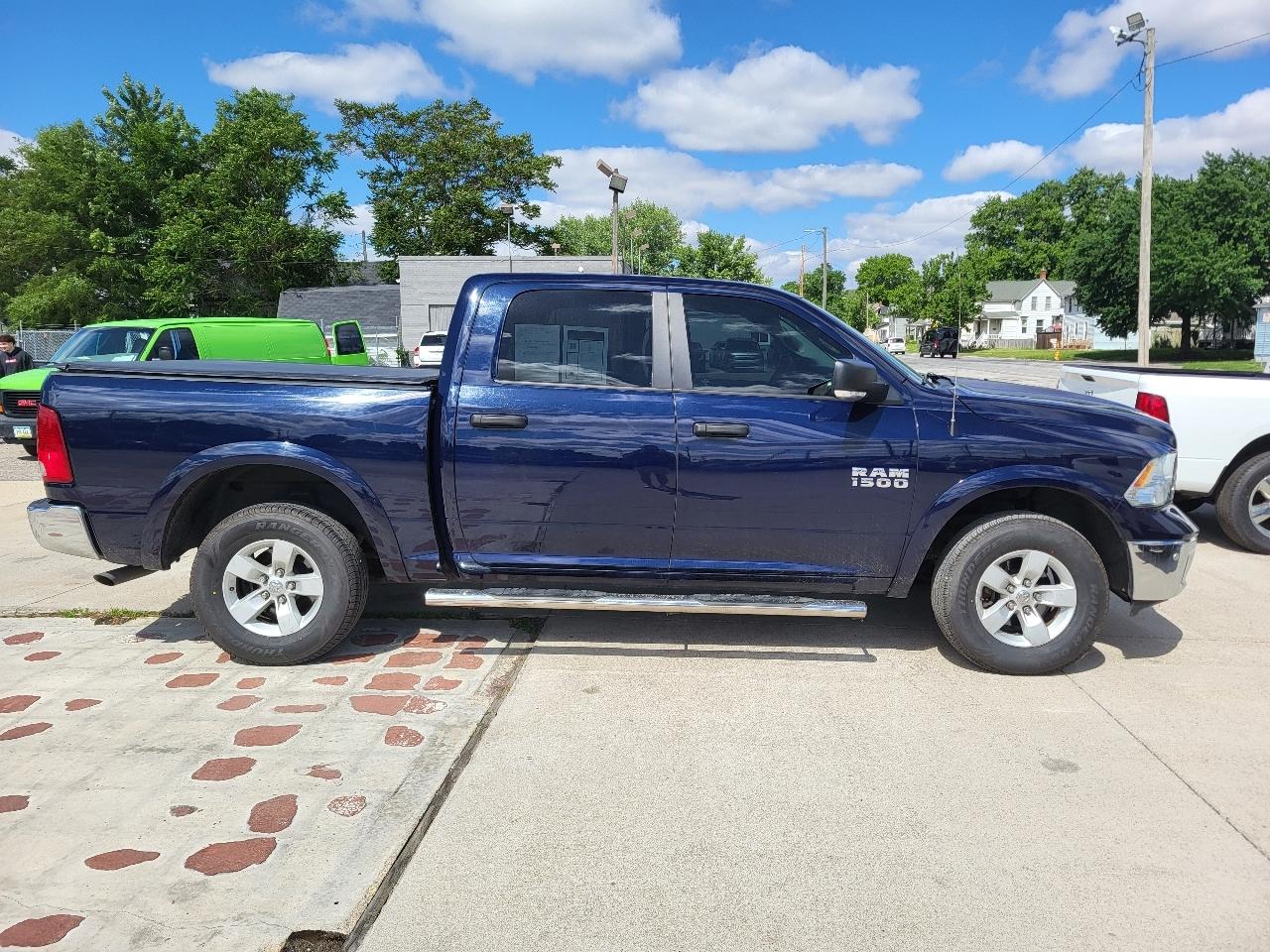 RAM 1500 SLT Crew Cab SWB 4WD 2016