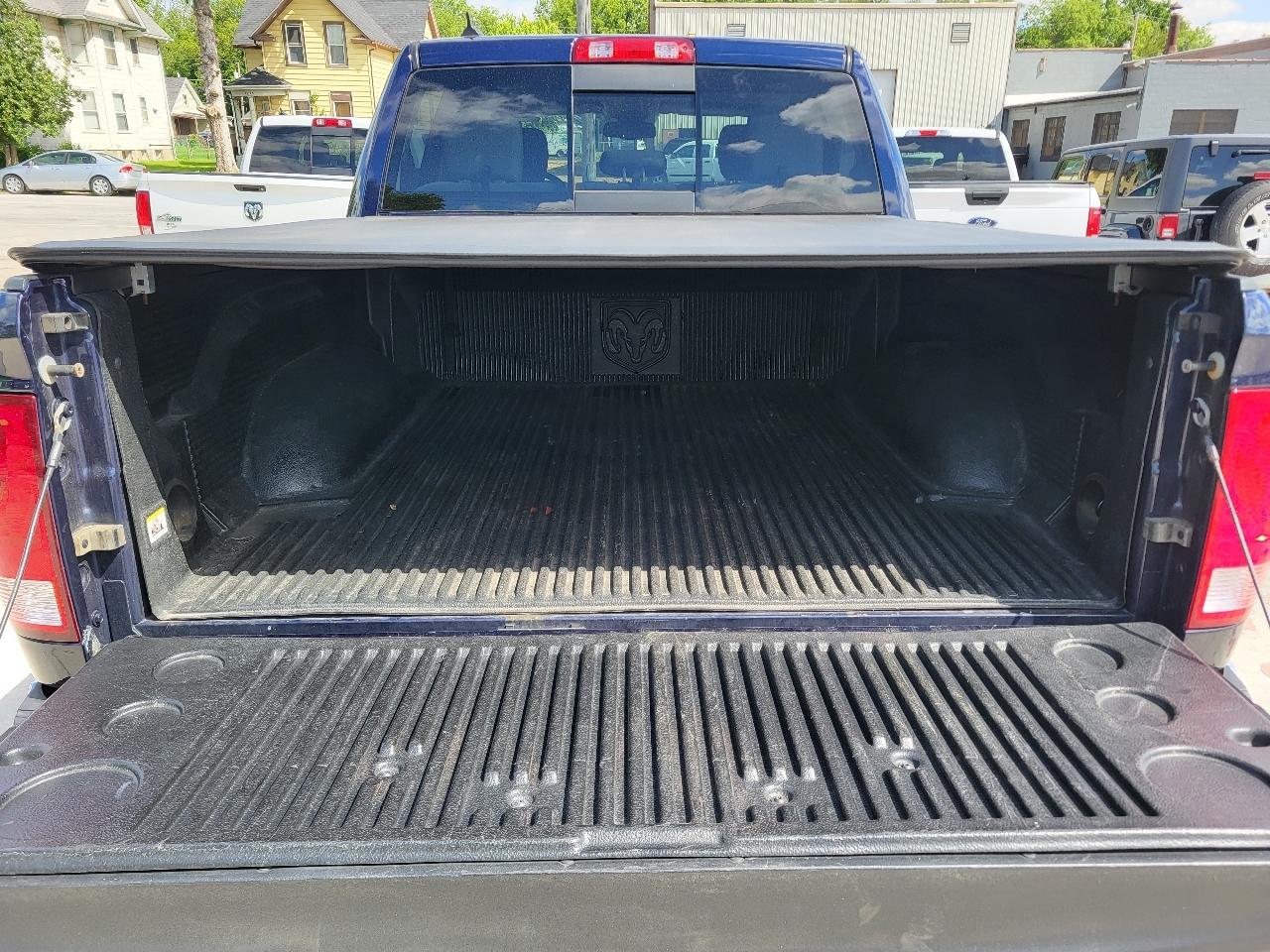 RAM 1500 SLT Crew Cab SWB 4WD 2016