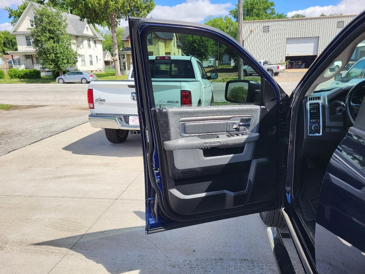 RAM 1500 SLT Crew Cab SWB 4WD 2016