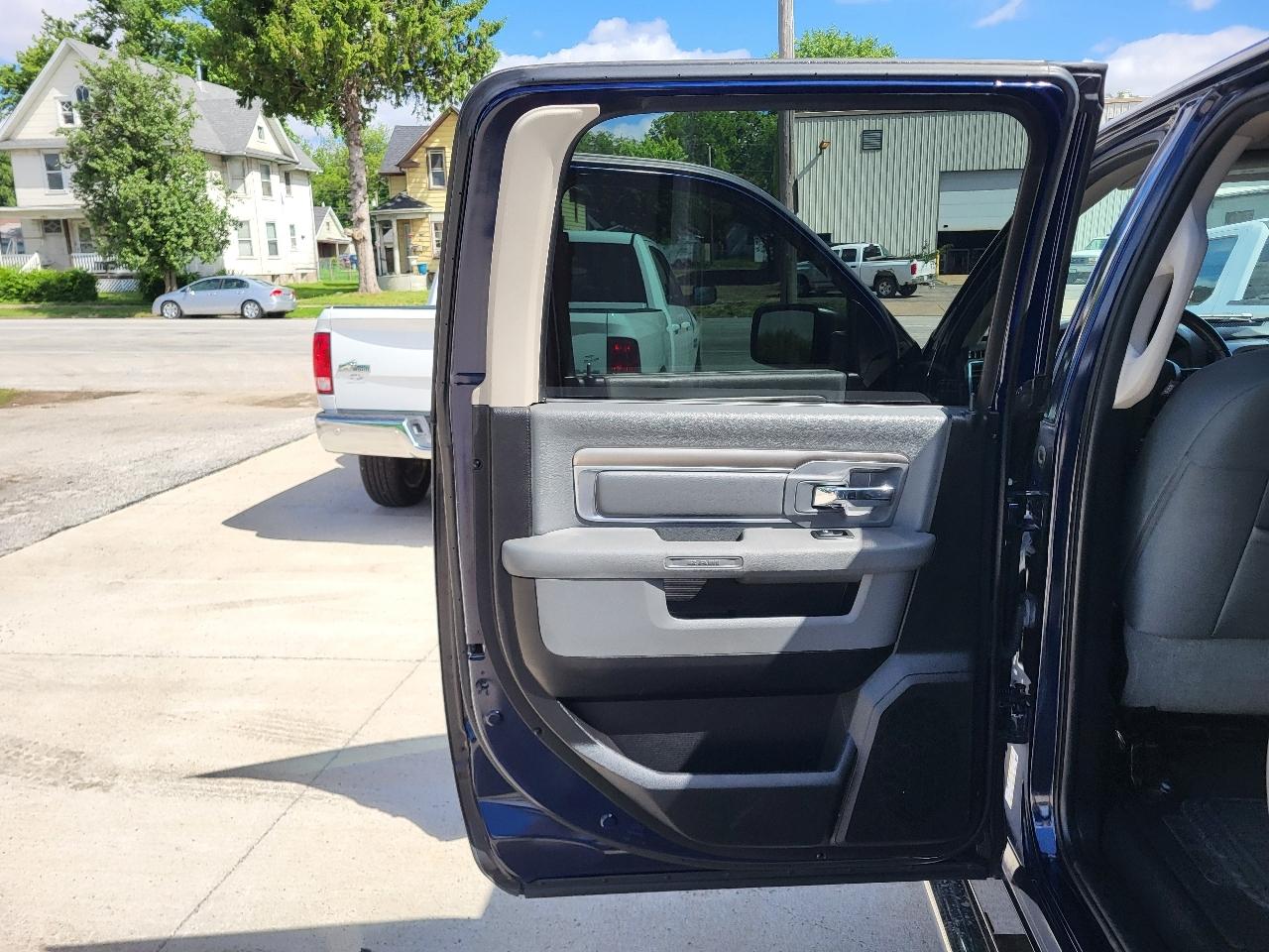 RAM 1500 SLT Crew Cab SWB 4WD 2016