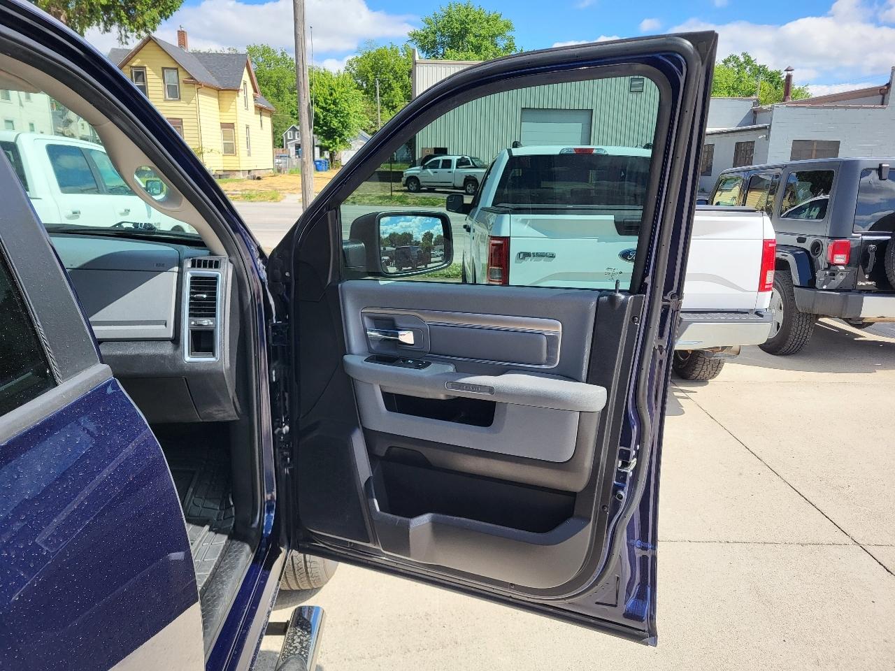 RAM 1500 SLT Crew Cab SWB 4WD 2016