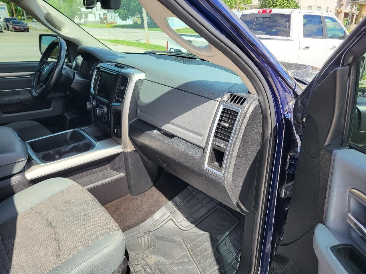 RAM 1500 SLT Crew Cab SWB 4WD 2016
