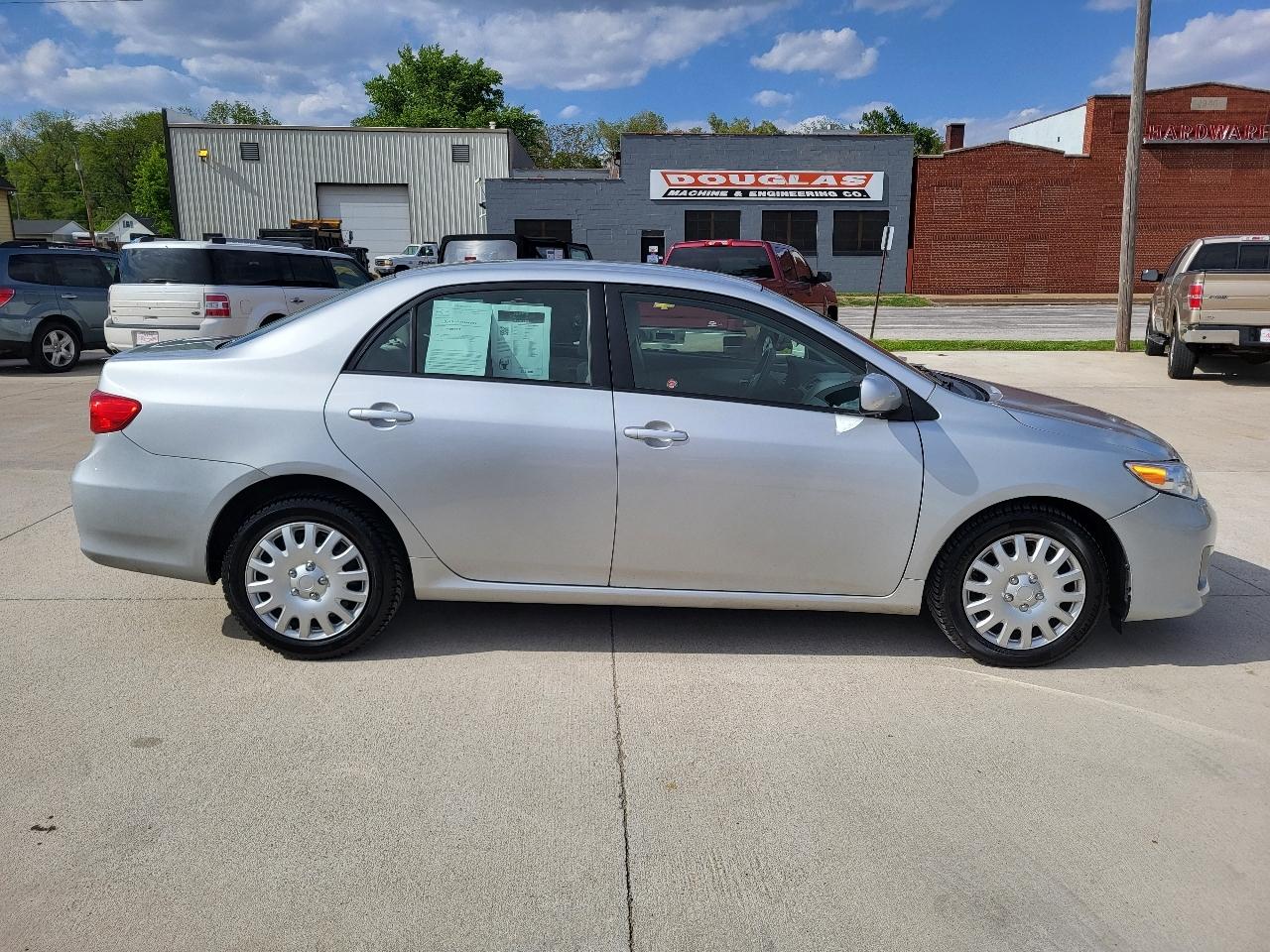 Toyota Corolla LE 4-Speed AT 2011