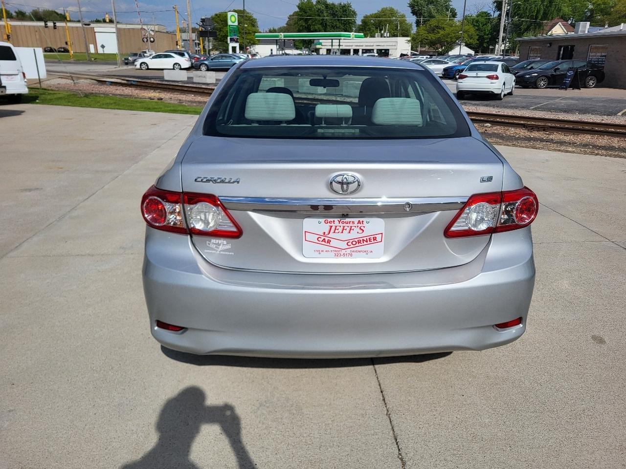 Toyota Corolla LE 4-Speed AT 2011
