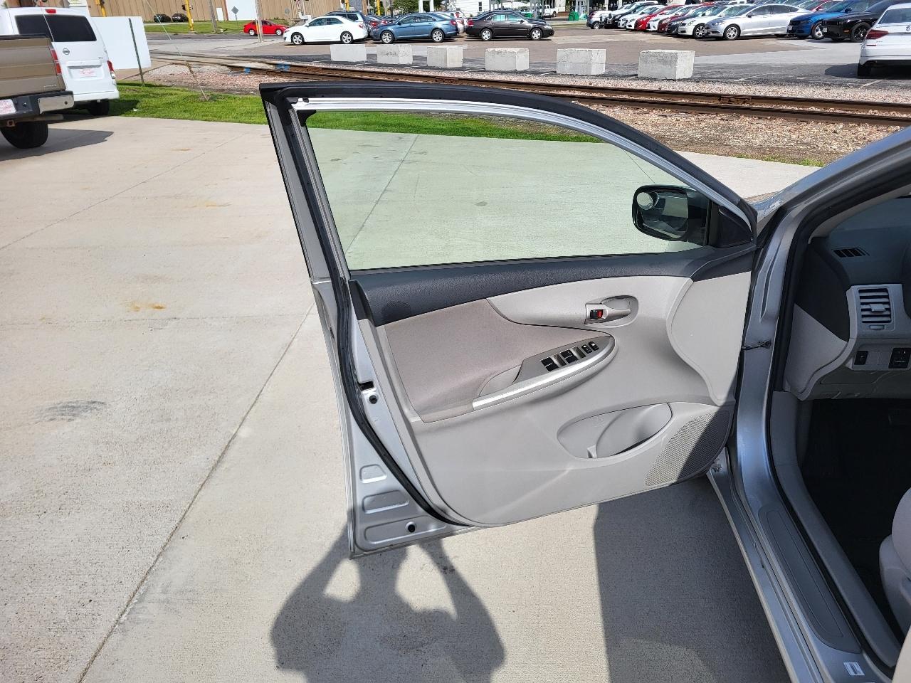 Toyota Corolla LE 4-Speed AT 2011