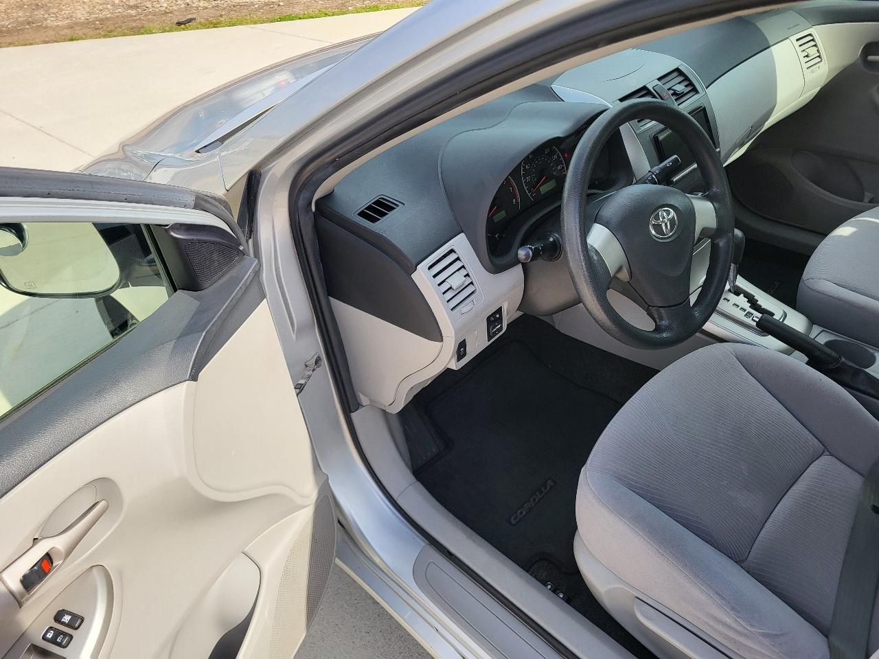 Toyota Corolla LE 4-Speed AT 2011