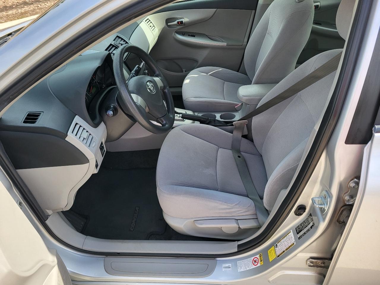 Toyota Corolla LE 4-Speed AT 2011