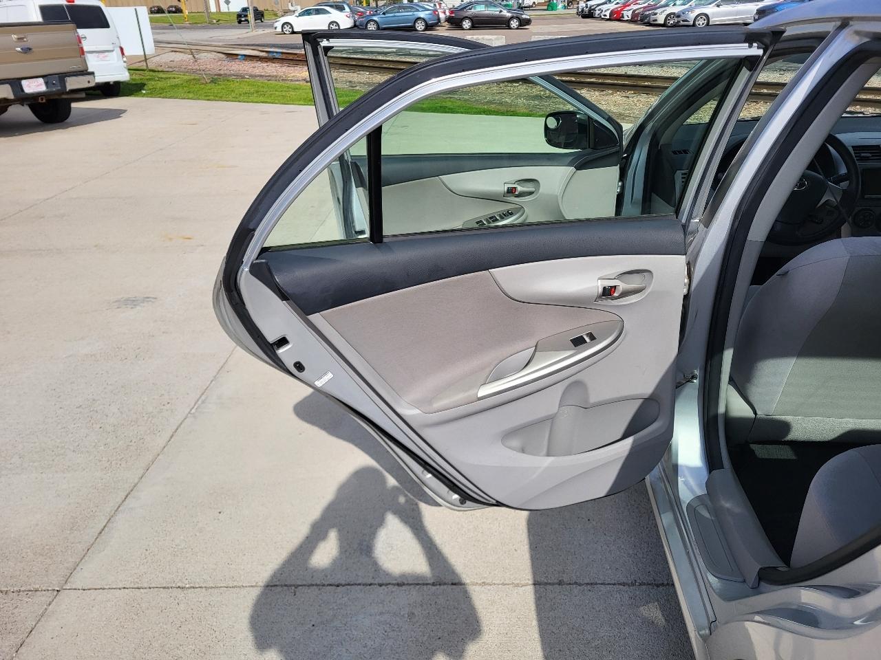 Toyota Corolla LE 4-Speed AT 2011
