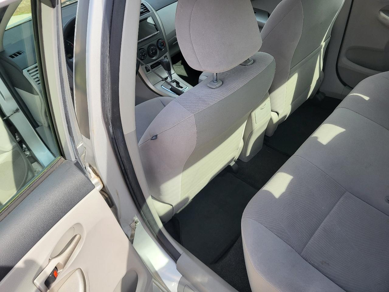 Toyota Corolla LE 4-Speed AT 2011