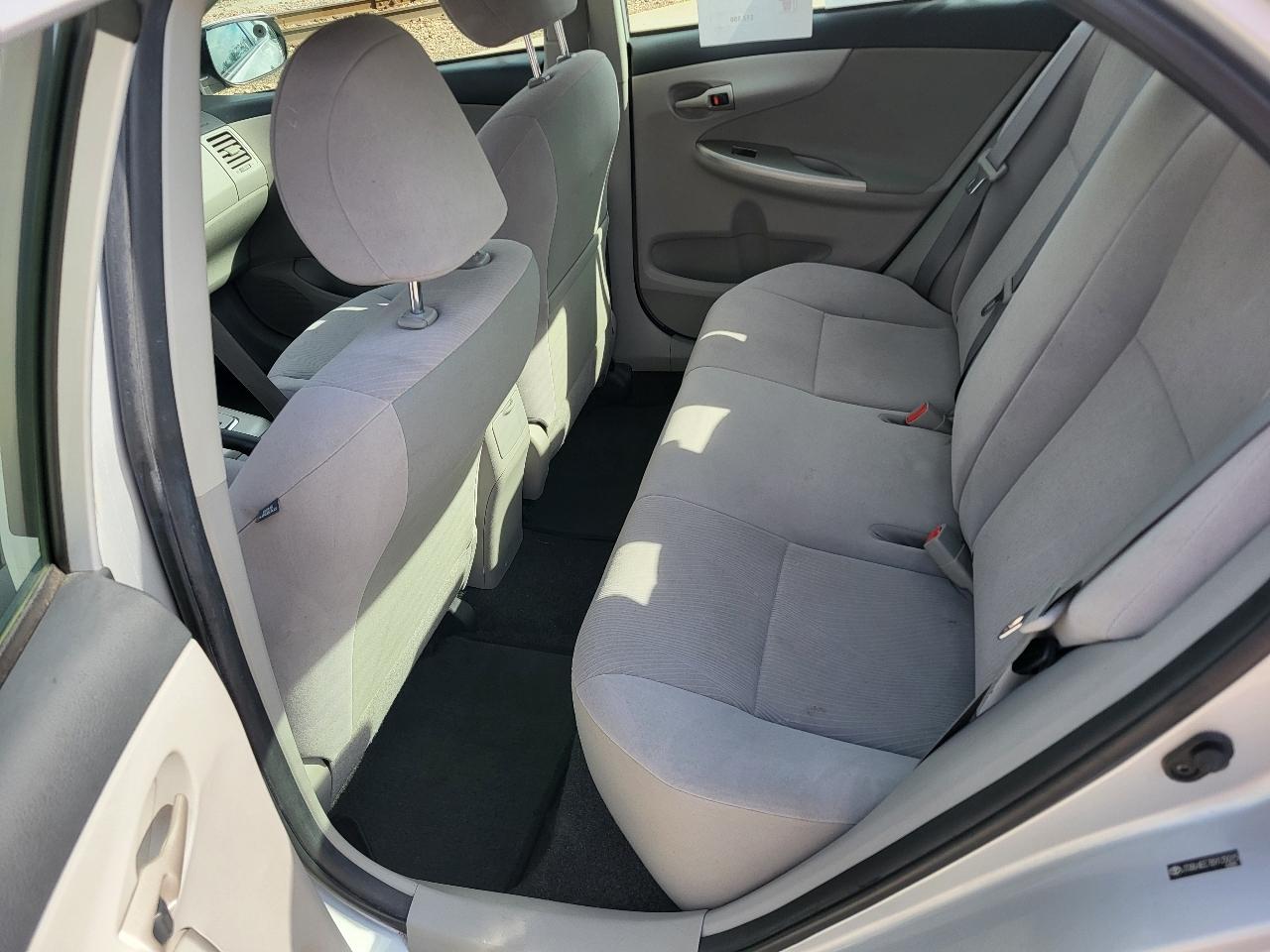 Toyota Corolla LE 4-Speed AT 2011