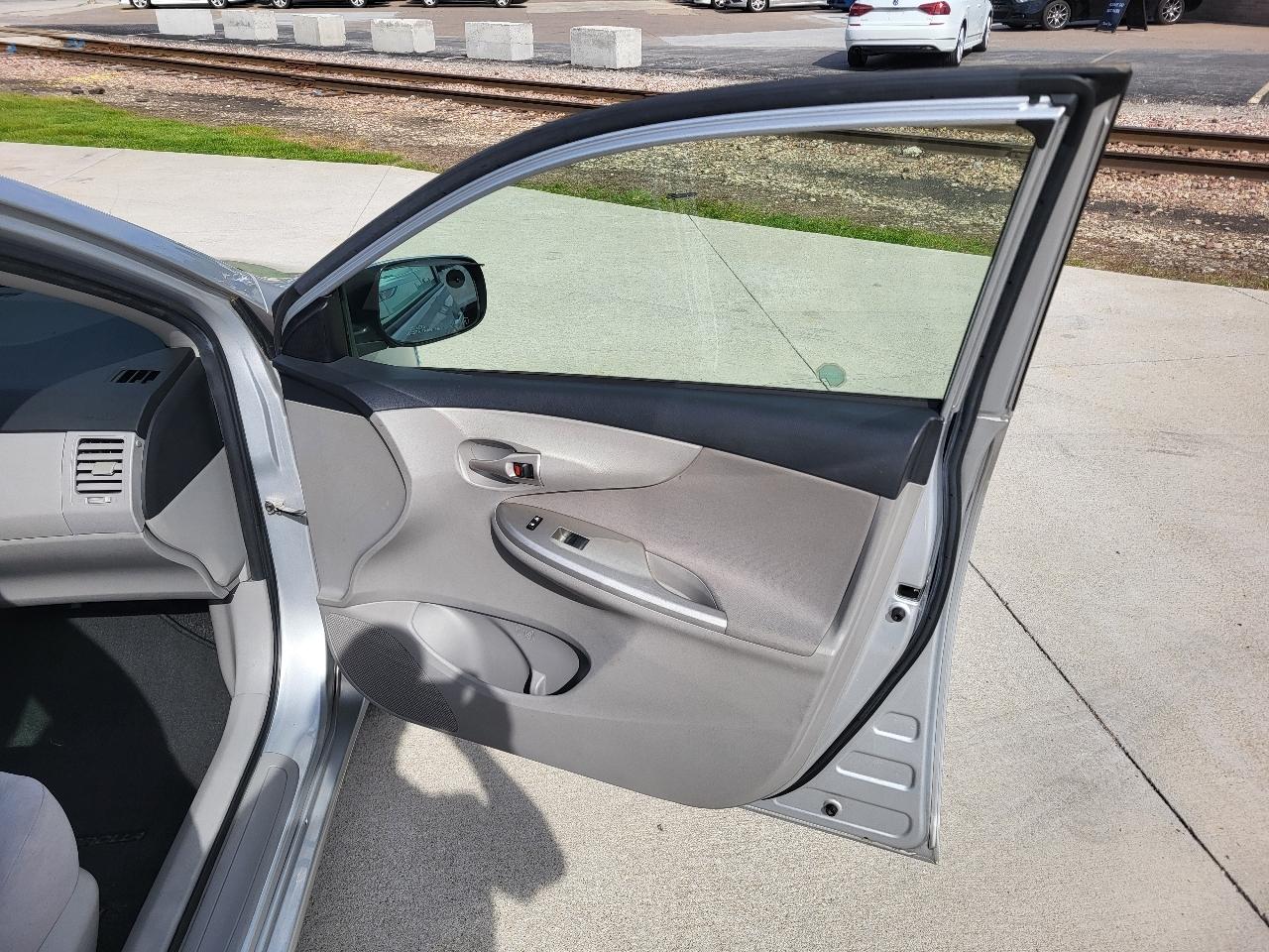 Toyota Corolla LE 4-Speed AT 2011
