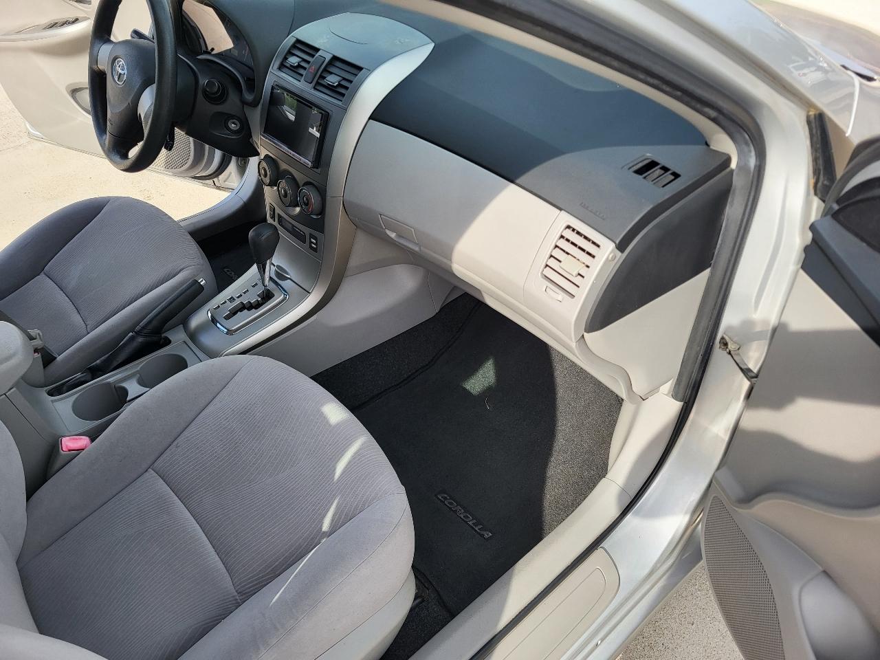 Toyota Corolla LE 4-Speed AT 2011