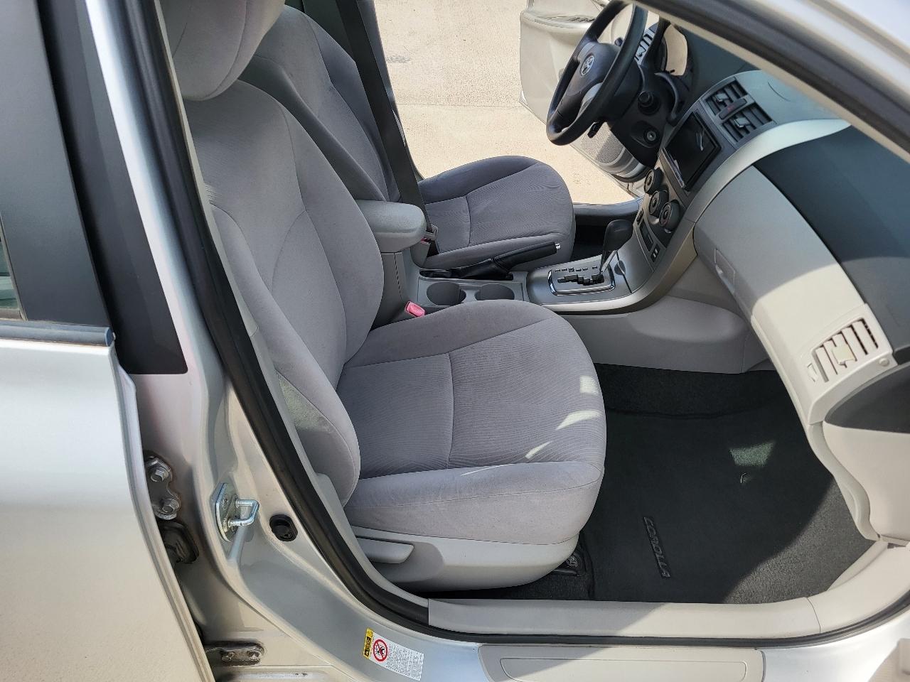 Toyota Corolla LE 4-Speed AT 2011