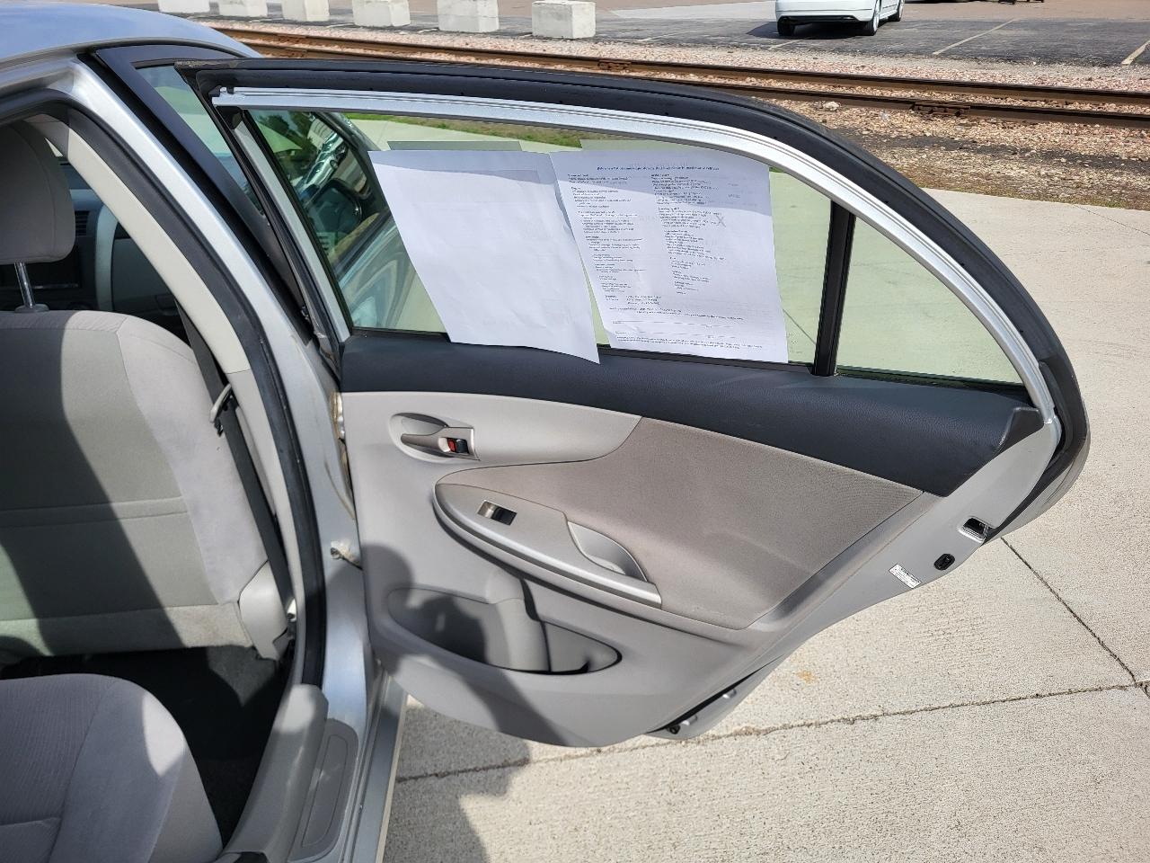 Toyota Corolla LE 4-Speed AT 2011