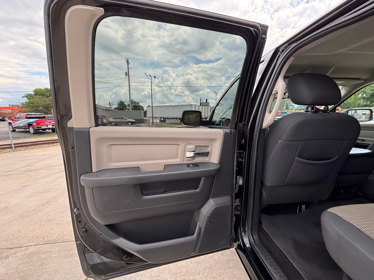 RAM 1500 SLT Crew Cab 4WD 2012