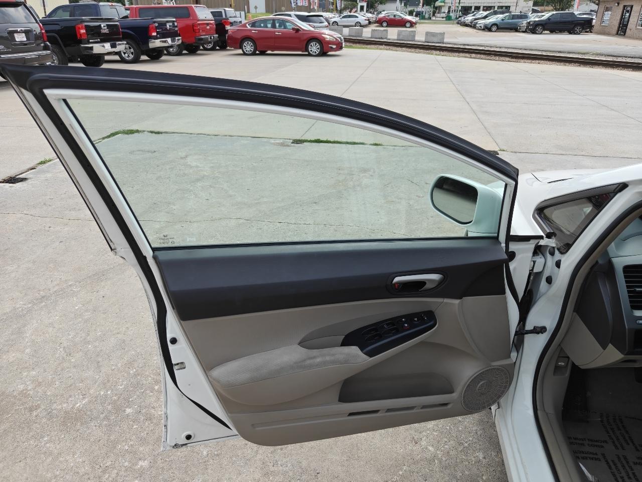 Honda Civic LX Sedan 5-Speed AT 2010