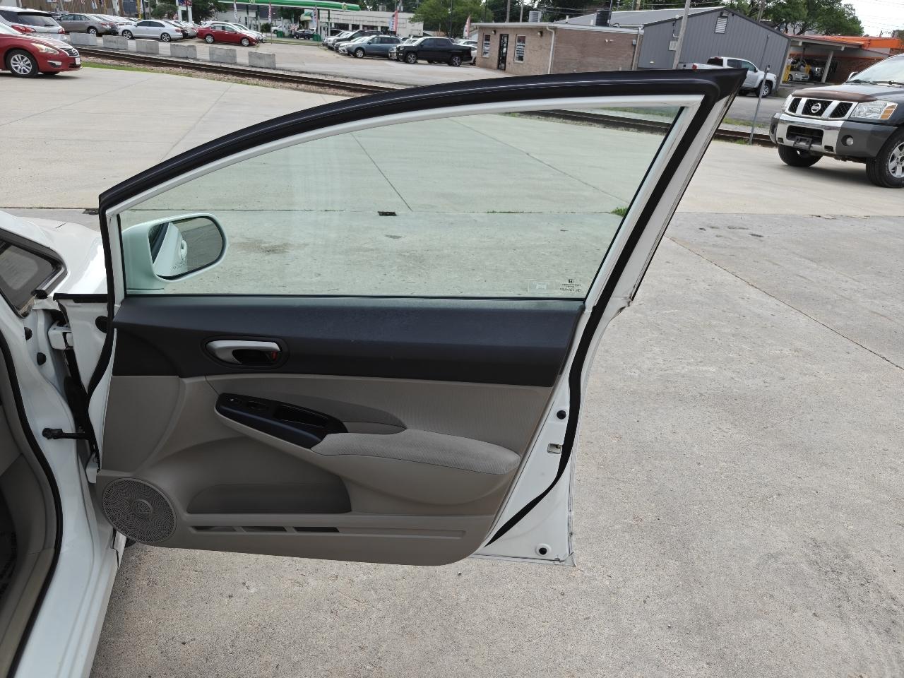 Honda Civic LX Sedan 5-Speed AT 2010