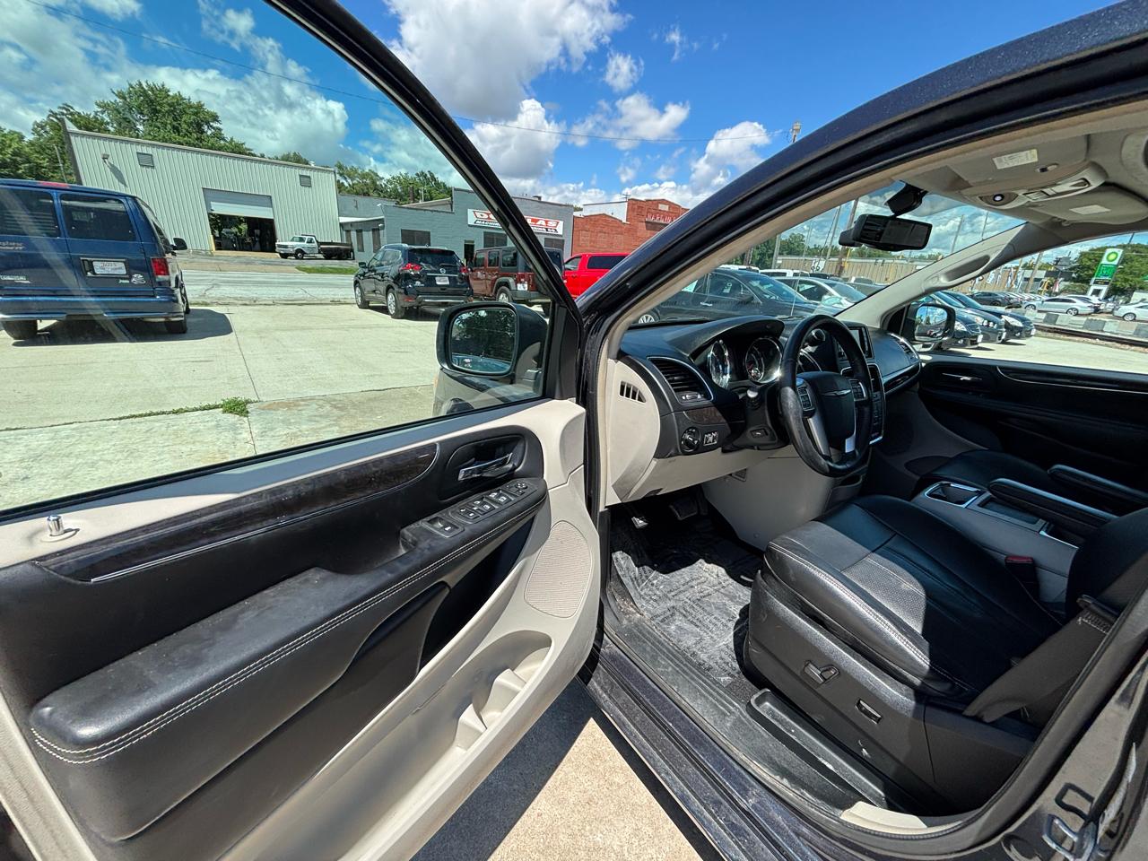 Chrysler Town & Country Touring-L 2013