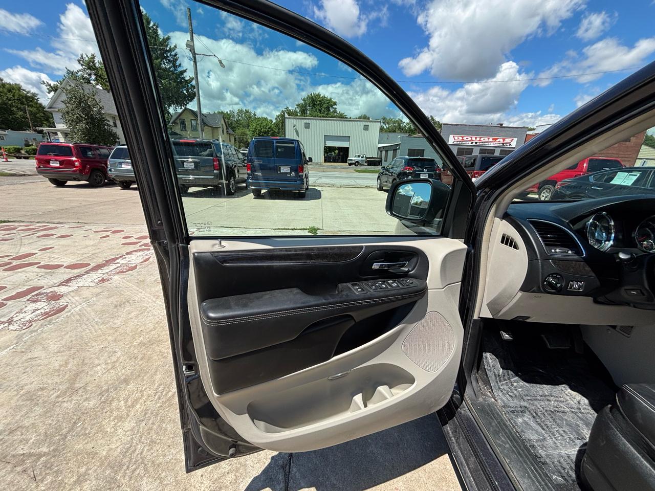 Chrysler Town & Country Touring-L 2013
