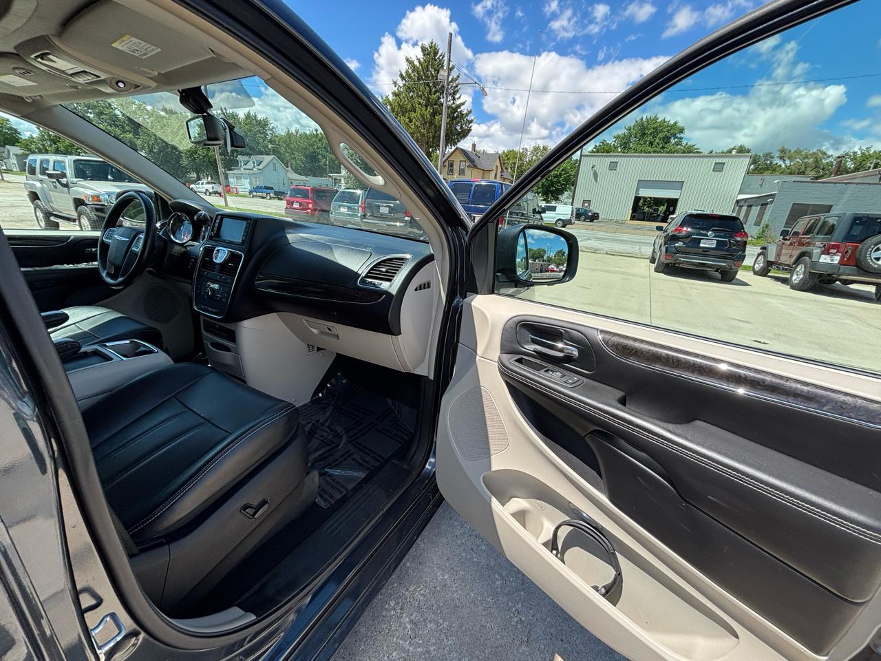 Chrysler Town & Country Touring-L 2013
